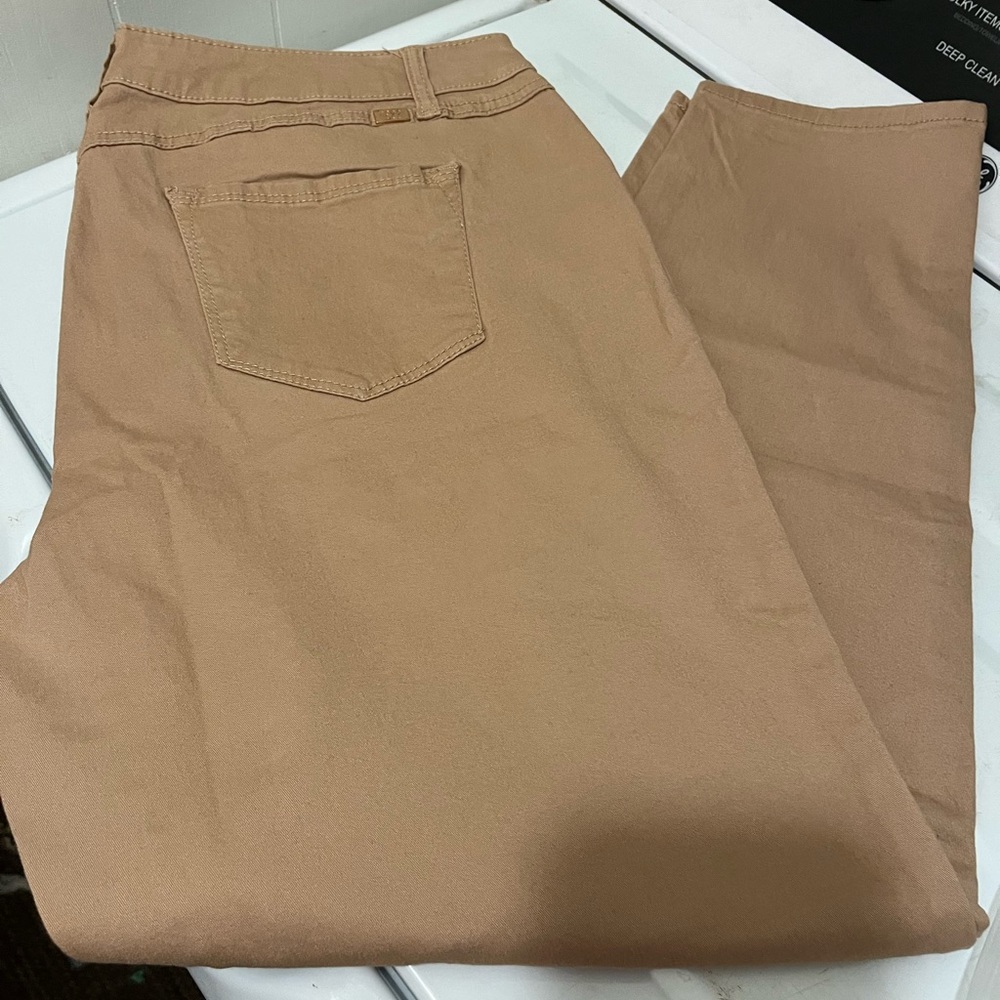 1822 Khaki Capris. Size 16.